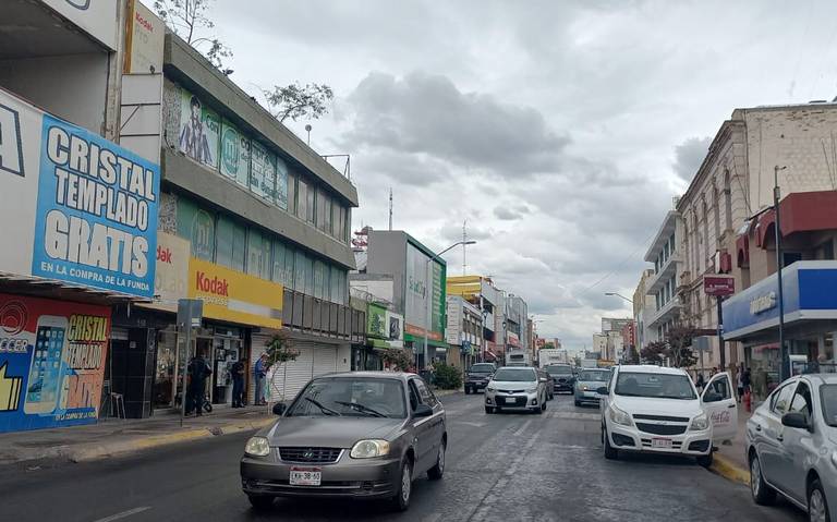 Refresca llovizna a calles del Centro de la ciudad de Chihuahua