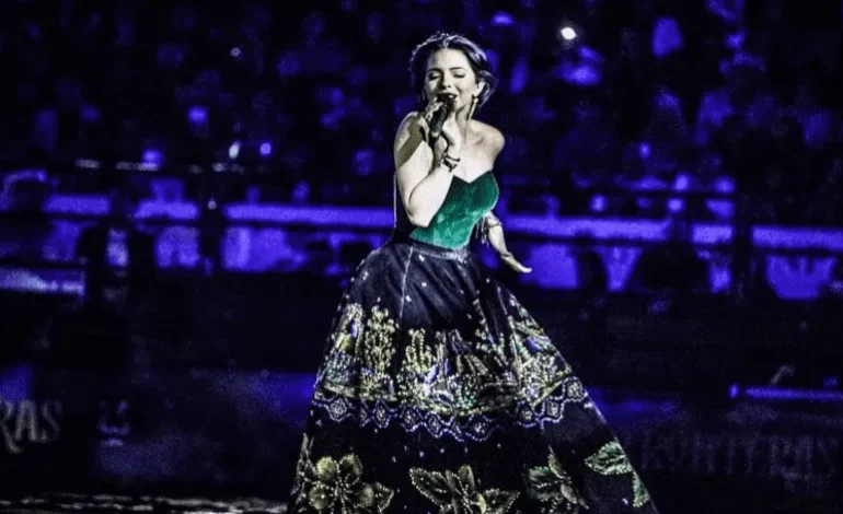 Ángela Aguilar y su padre regalaron boletos para llenar concierto