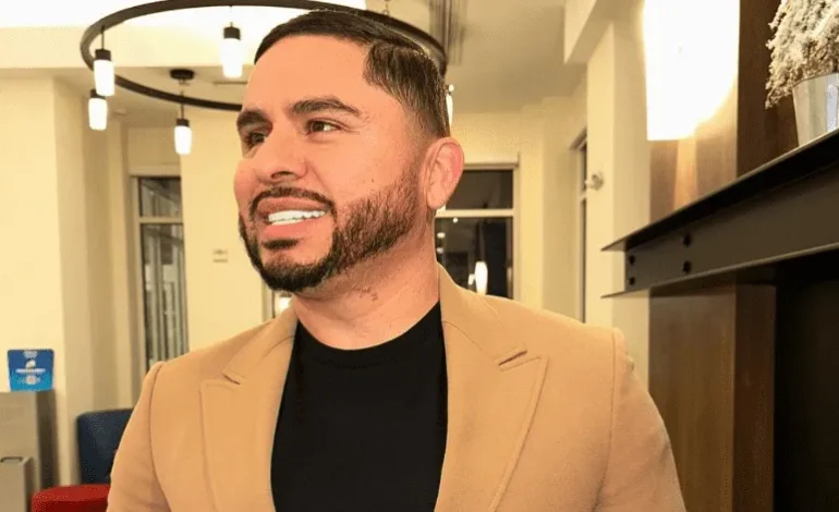 Larry Hernández le da 15 mil dólares de propina a un mesero