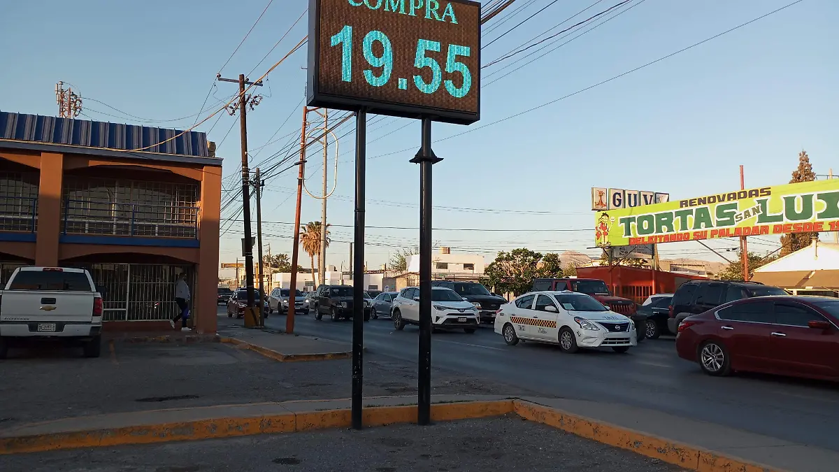 Alcanza dólar los 20.55 pesos a la venta y 19.55 pesos a la compra