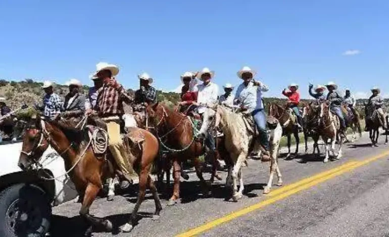 Señalan organizadores de Cabalgata Villista 2025 que alcalde de Parral no los recibe