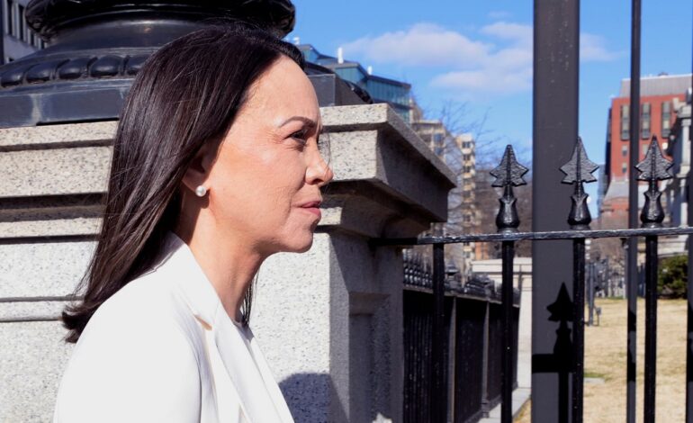 "La Extraña Amistad: Trump Revela Detalles Inéditos sobre Su Supuesta 'Obsequia' con María Corina Machado, Vencedora del Premio Nobel de la Paz"