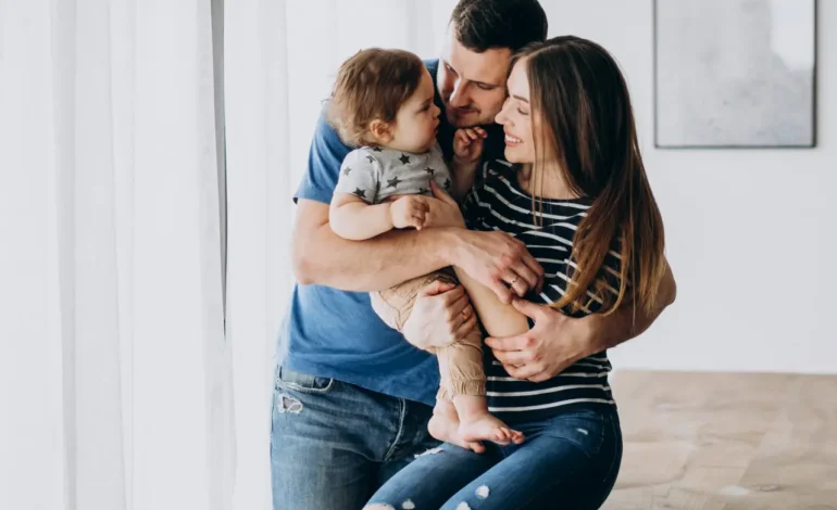 Generosas políticas de cuidado infantil y licencias parentales de Dinamarca eliminan el 80% de la ‘penalización por maternidad’